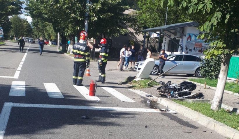 Un tânăr a murit pe loc după ce a intrat cu motocicleta într-o bornă kilometrică, în Câmpina