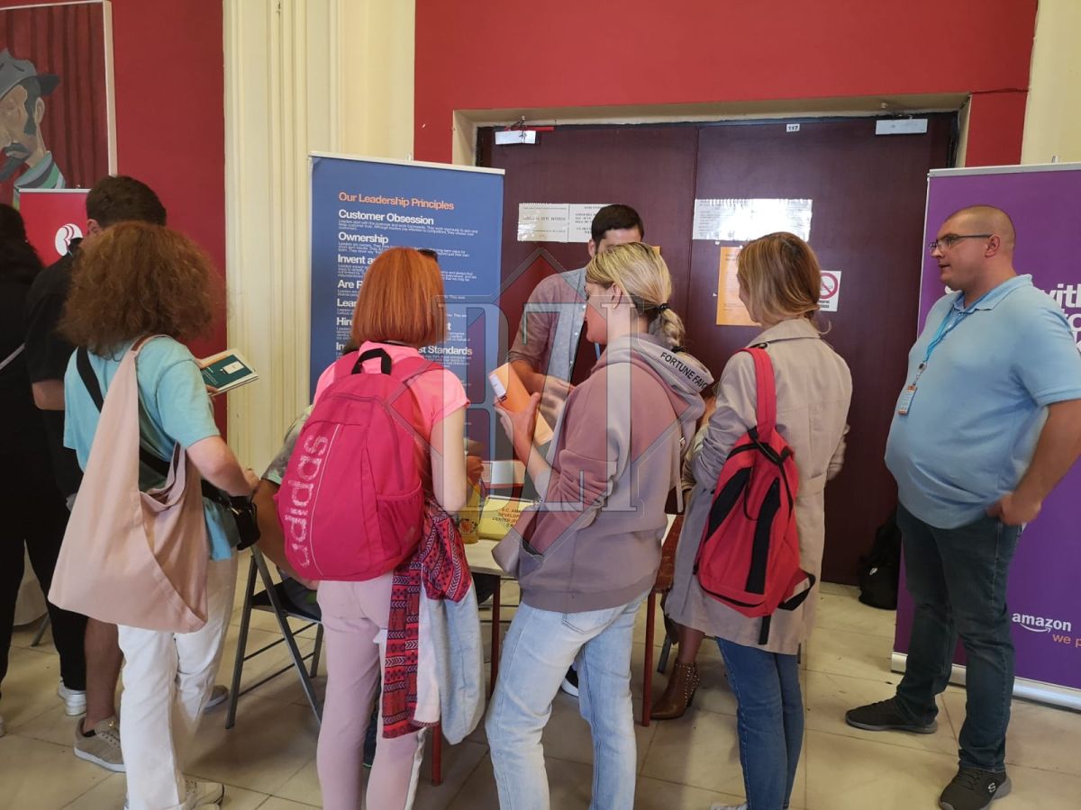 Târgul locurilor de muncă pentru ucraineni a început la Iaşi – GALERIE FOTO
