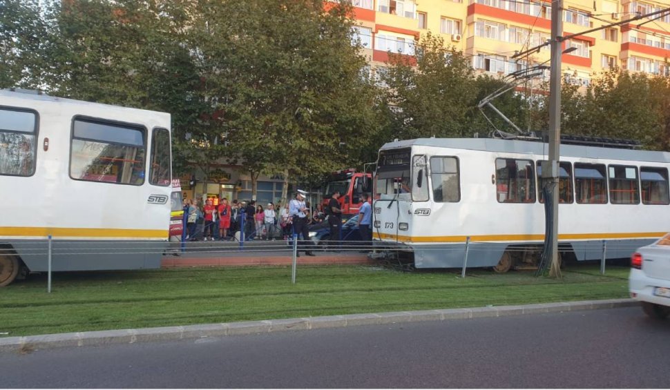 Două tramvaie s-au ciocnit în București. Cel puțin trei pasageri sunt răniți
