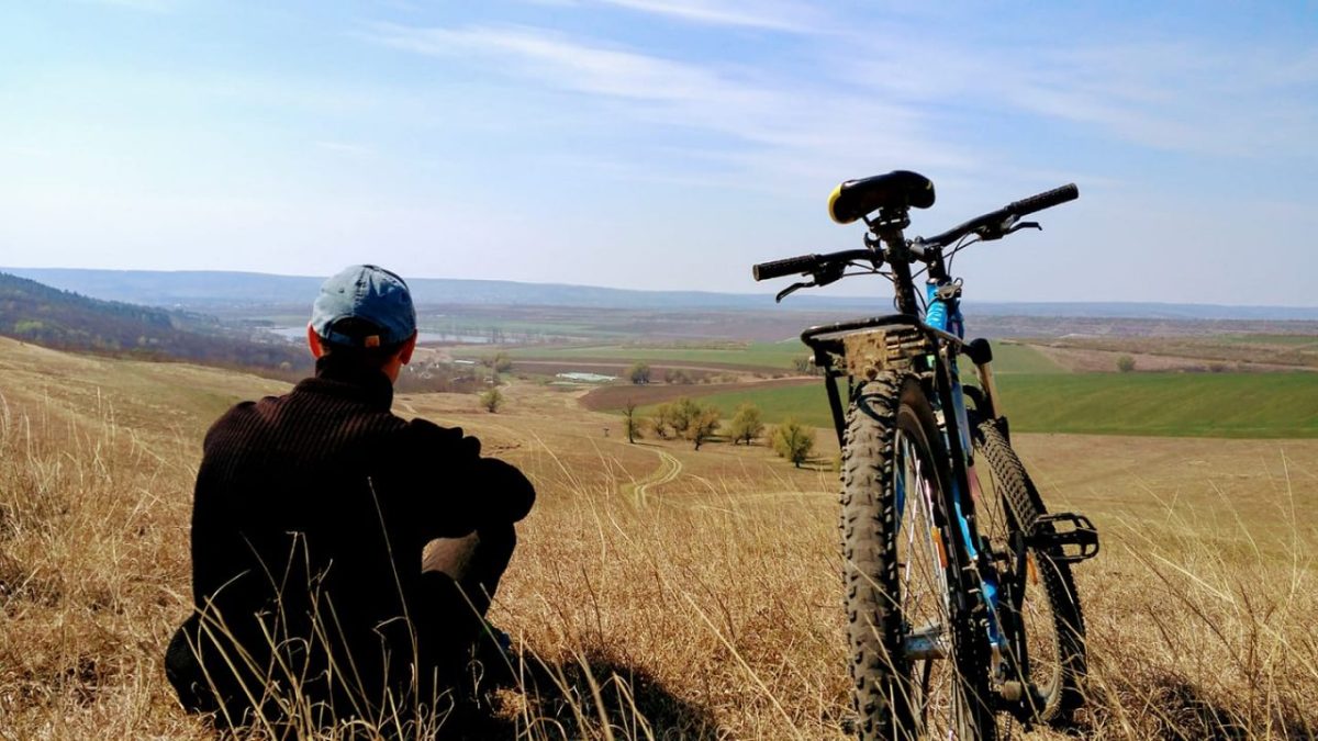 Un turist german a fost jefuit în munţii Gorjului. Bagajele i-au fost răvăşite şi bicicleta dezasamblată