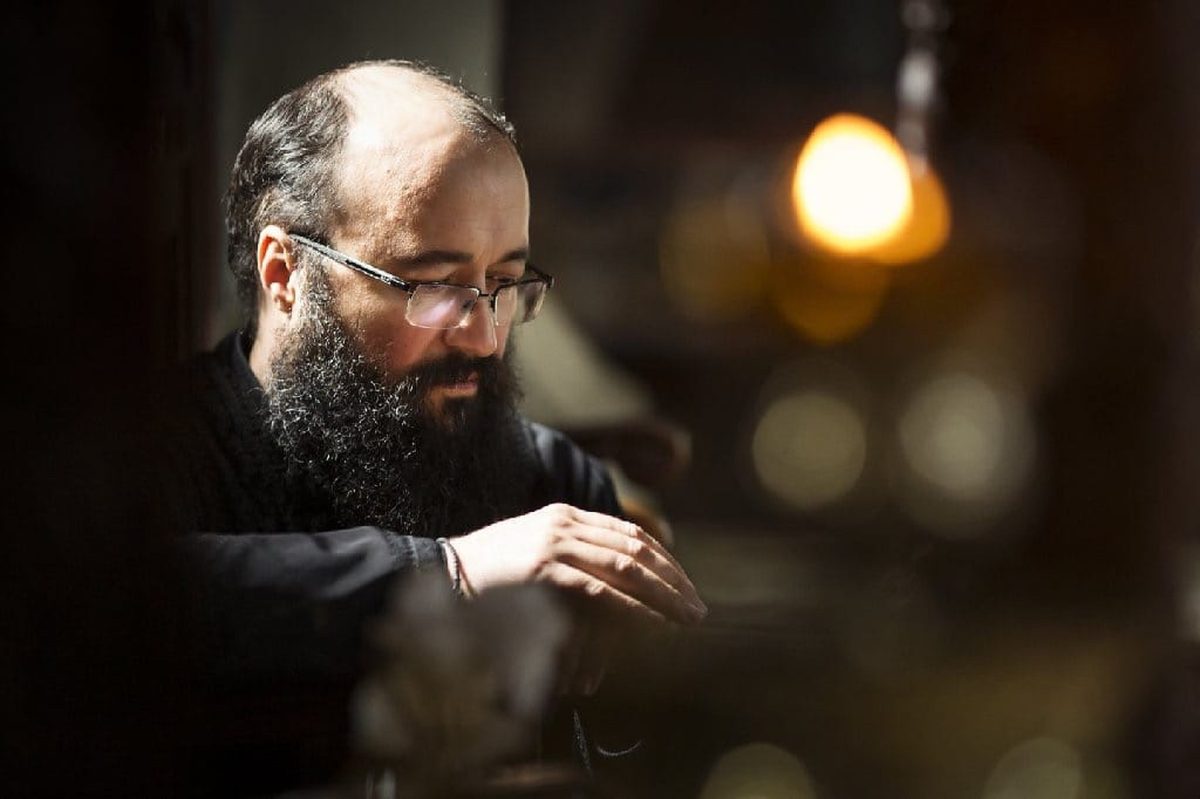 Avocata părintelui Visarion Alexa, detalii care schimbă radical cursul anchetei, după ce preotul a fost acuzat de agresiune sexuală în timpul spovedaniei