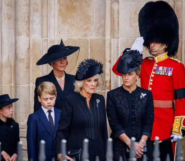 Ce semnifică voaletele negre purtate de Kate și Camilla la înmormântarea reginei Elisabeta a II-a a Marii Britanii