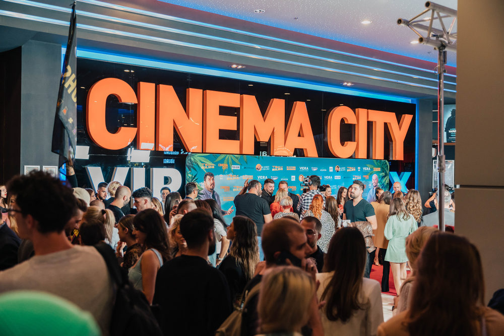 Caravanele ,,Mirciulică” și ,,Teambuilding”ajung în orașul tău și aduc porții  zdravene de râs la Cinema City din Iulius Mall. Hai să întâlnești echipele și să vezi filmele pe marele ecran!