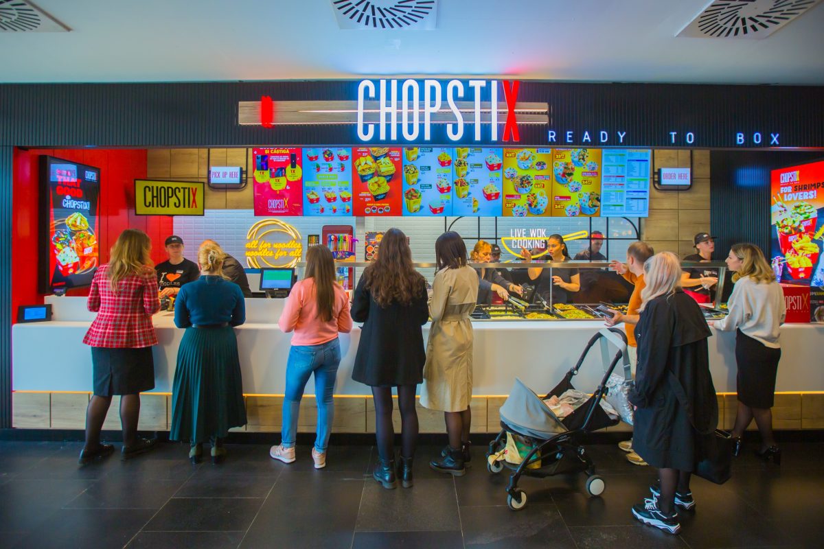 Noodles într-un stil modern, acum și în Iulius Town Timișoara. Renumitul lanț de restaurante CHOPSTIX