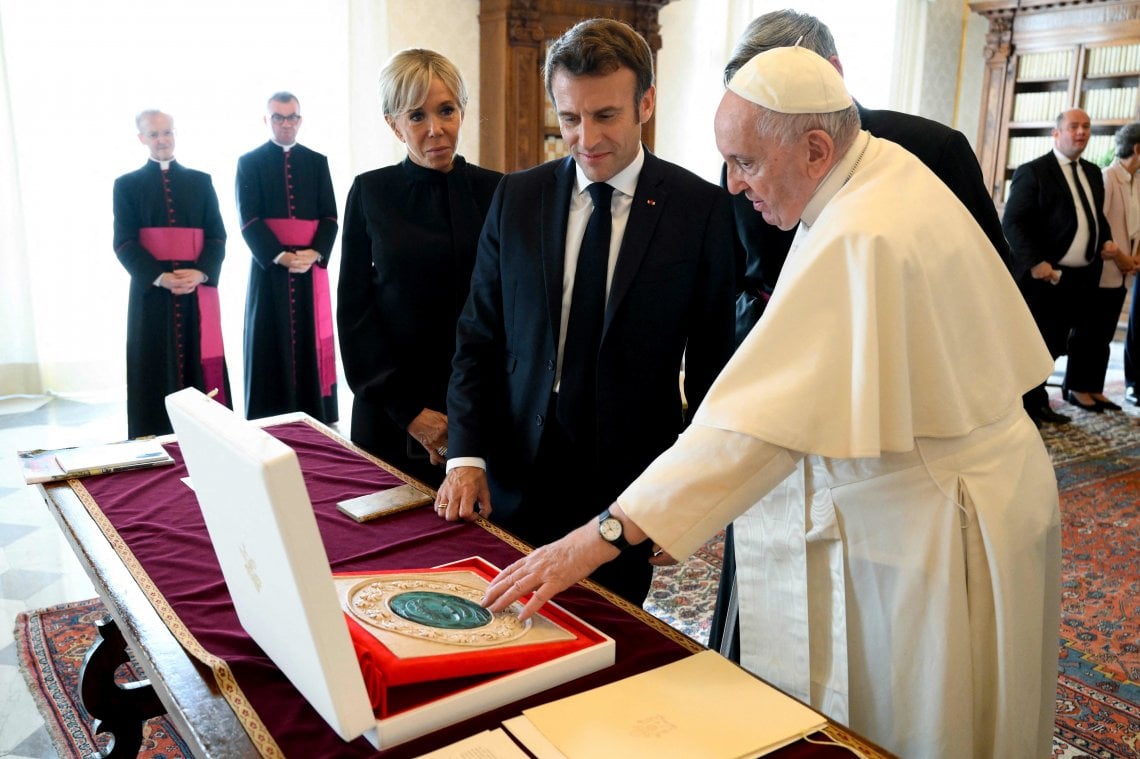 Macron i-ar fi oferit papei Francisc o carte furată de naziștii germani: scandal monstru în Polonia