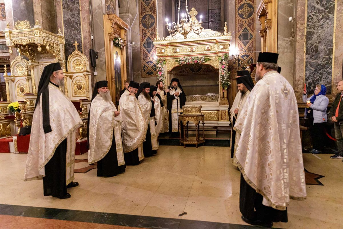Procesiunea de introducere în Catedrala Mitropolitană a raclei cu moaștele Sfintei Cuvioase Parascheva – GALERIE FOTO