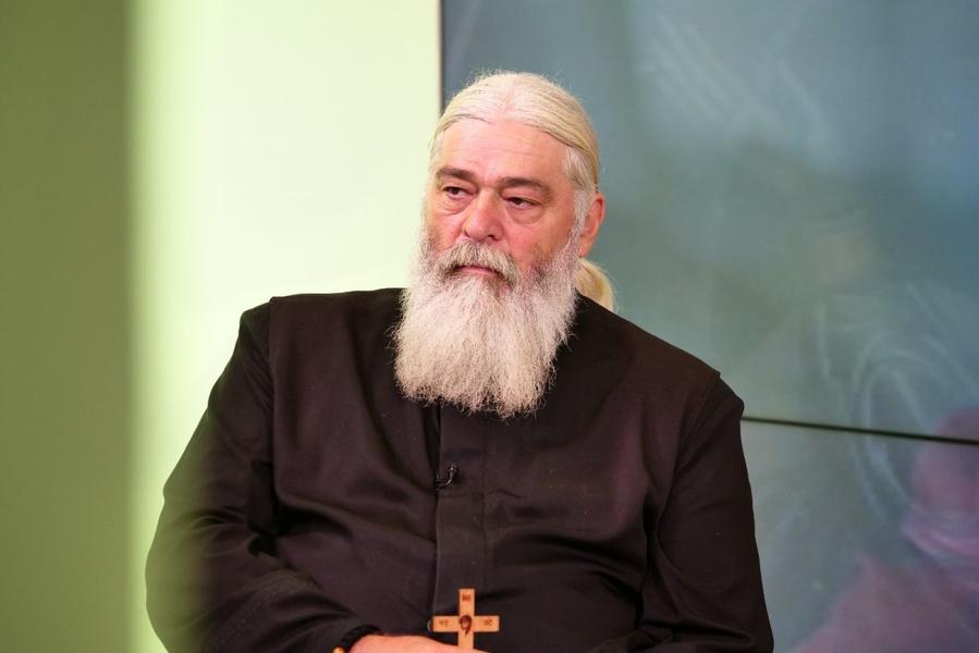Când nu are voie femeia să intre în biserică? Părintele Calistrat Chifan explică: „Femeia rămâne în istoria lumii o taină” – VIDEO