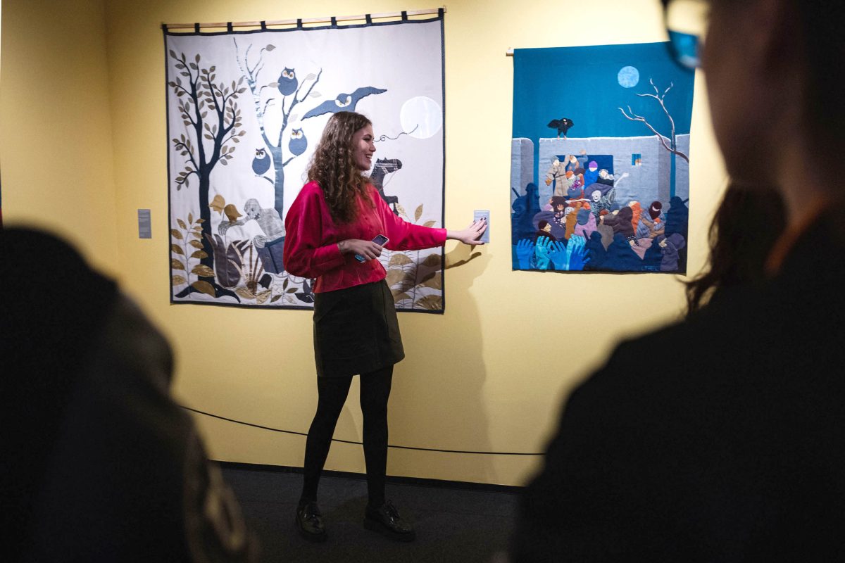 Revelația toamnei la Art Safari: Lilian Theil, o bătrână care zâmbește și „pictează” cu acul de cusut