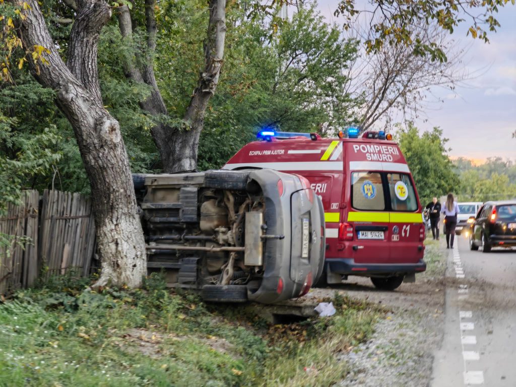 Accident în Pașcani. O mașină s-a răsturnat – FOTO