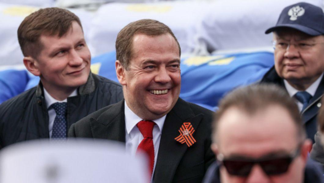 Demisia premierului Liz Truss îl amuză pe Dmitri Medvedev: „La revedere, la revedere! Felicitări salatei”