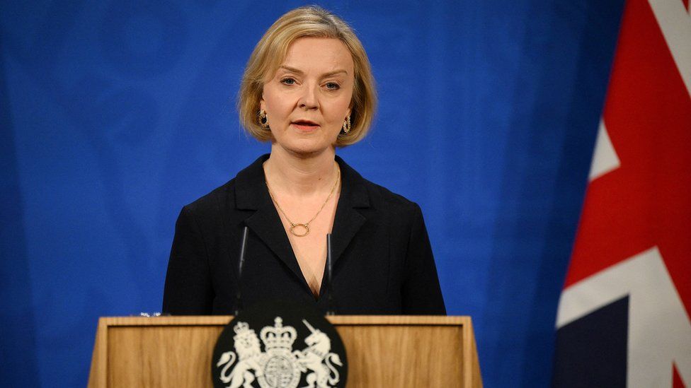 Liz Truss, presată să demisioneze din funcţia de premier, inclusiv de membri ai Partidului Conservator