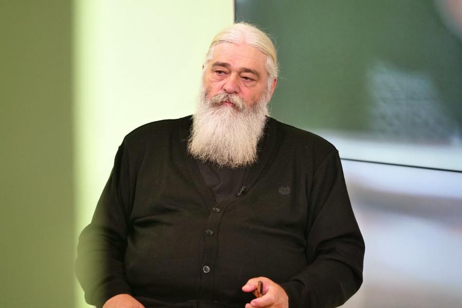 De ce este bine să ne rugăm dimineața și seara? Află totul despre importanța rugăciunii de la părintele Calistrat Chifan