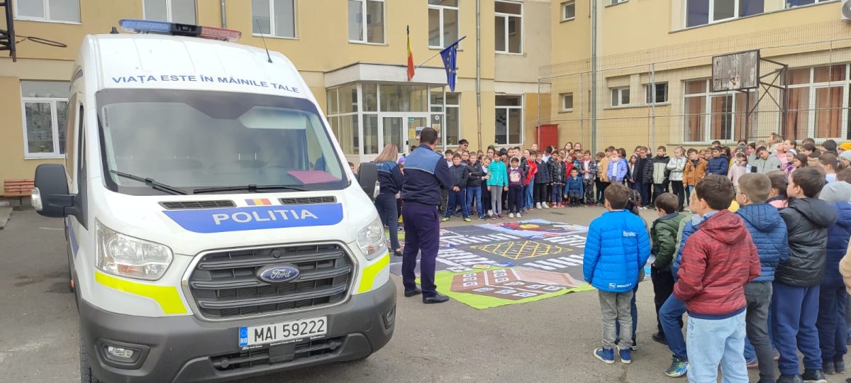 Poliţiştii din Iaşi, la școala gimnazială „Ion Ghica”. Elevii au primit informaţii despre regulile care trebuie respectate în trafic – FOTO