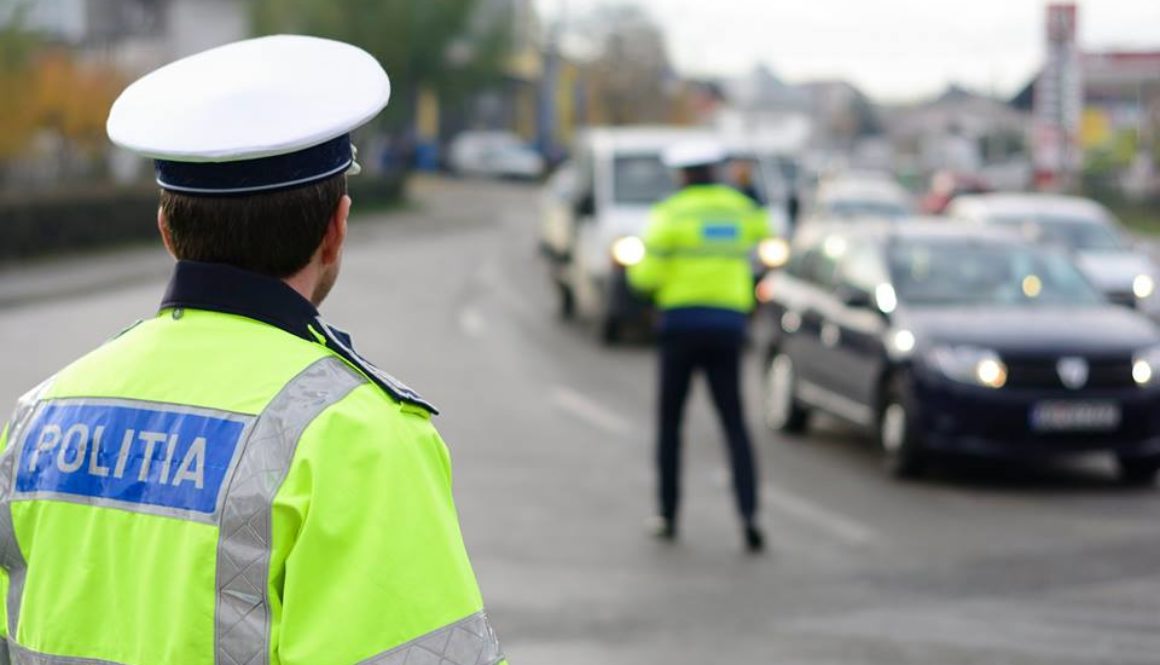 O şoferiţă din comuna Mogoşeşti, oprită de poliţişti pentru că nu a respectat regulile de circulaţie