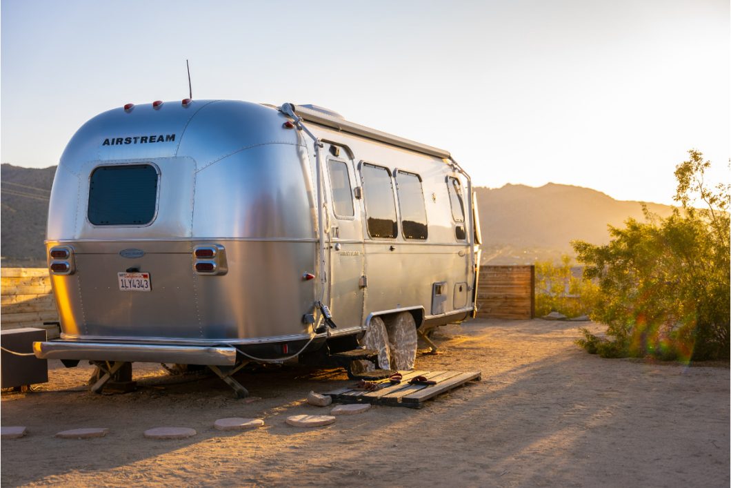 Vrei să te muți într-o rulotă? Iată care sunt principalele lucruri pe care trebuie să le achiziționezi