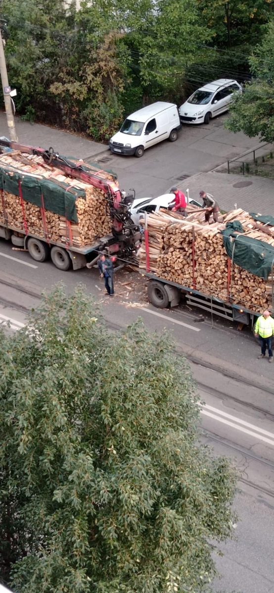 Incident pe strada Canta din municipiul Iași. Dintr-un camion au căzut mai multe lemne – FOTO