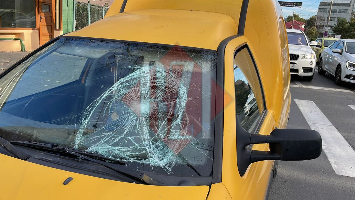Accident rutier în municipiul Iași. O tânără a trecut pe roșu și a fost acroșată de un autoturism – EXCLUSIV, FOTO