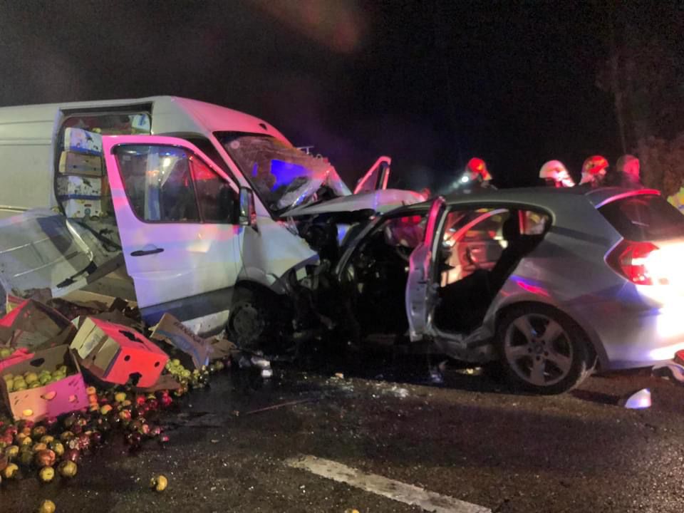 Accident rutier mortal în judeţul Bacău. Coliziune devastatoare între un autoturism şi un microbuz încărcat cu marfa – FOTO