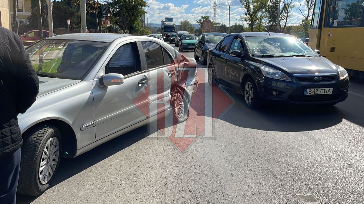 Accident rutier pe bulevardul Nicolae Iorga. Un autoturism a intrat în coliziune cu un tramvai, după ce șoferul a întors pe linie dublă continuă – EXCLUSIV, FOTO, UPDATE