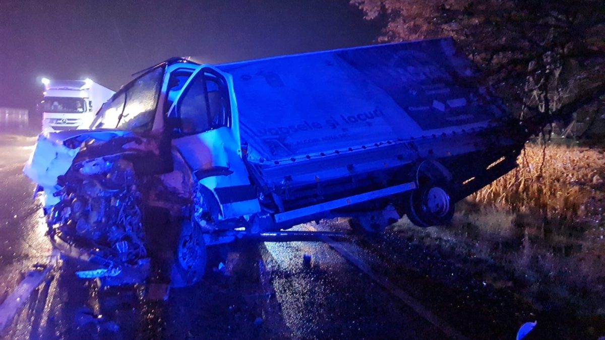 Accident rutier grav în Roman. Doi copii şi doi adulţi au decedat, după ce un autoturism s-a izbit de o autoutilitară – FOTO, VIDEO