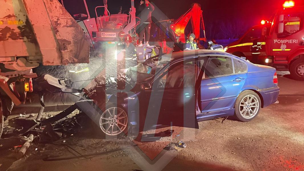 Tânărul care s-a înfipt azi noapte cu un BMW într-o basculă la Iaşi a murit. Nici pasagerul nu este prea bine – UPDATE