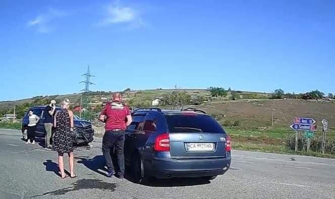 Accident rutier în comuna Vânători. Două autoturisme au intrat în coliziune – FOTO
