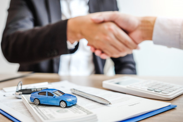 Veşti proaste pentru şoferii care au asigurare la liderul pieţei. RCA refuză tot mai multe dosare de daună şi impune propriile tarife pentru service-uri