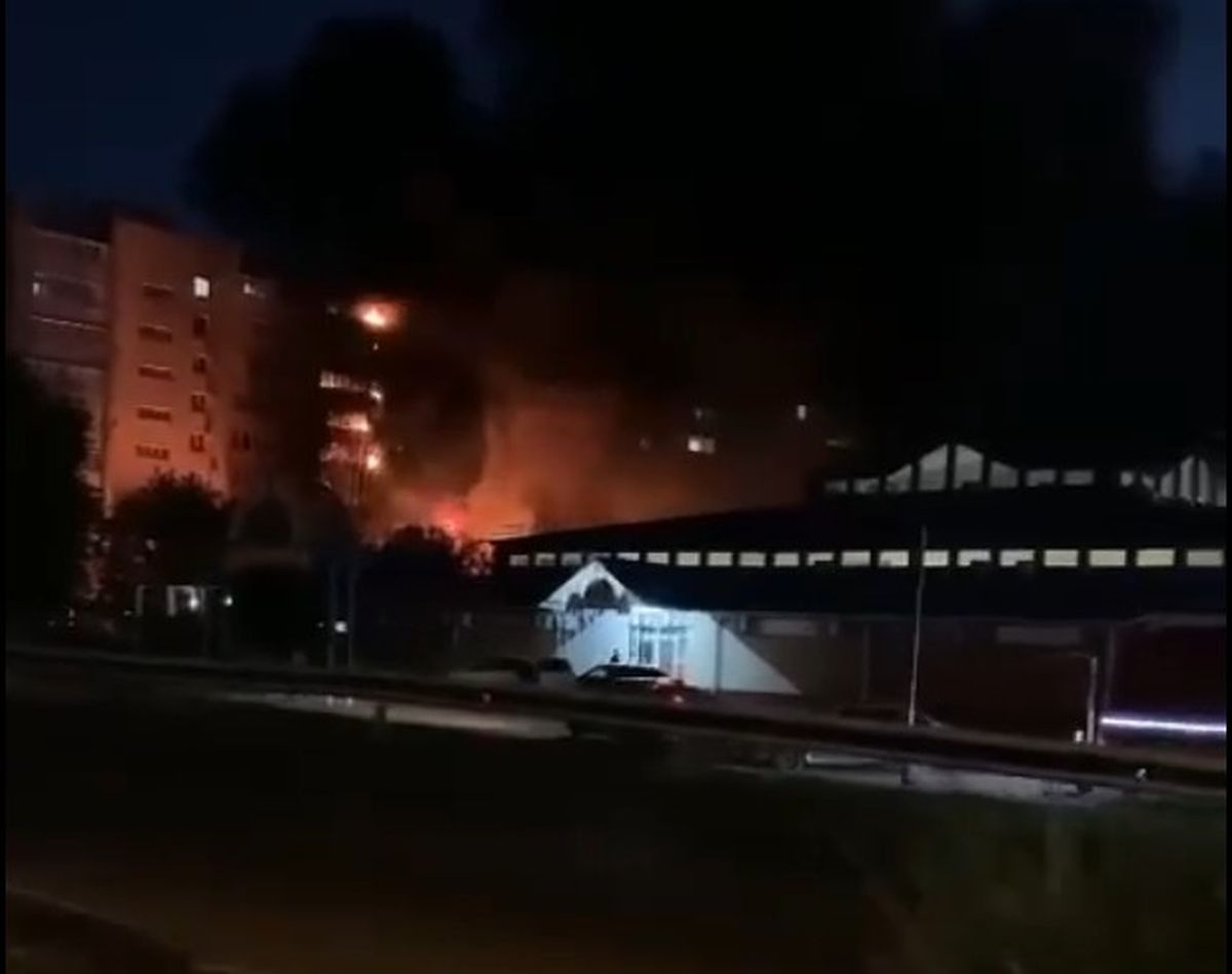 Un avion militar s-a prăbușit peste o clădire rezidențială din Rusia – VIDEO, UPDATE