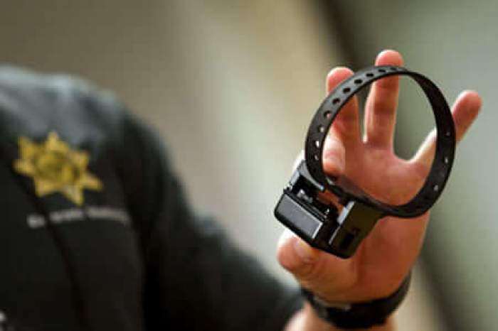 Prima brăţară de supraveghere electronică a fost montată pe mâna unui bărbat din Iaşi! Şi-a agresat soţia (Exclusiv)