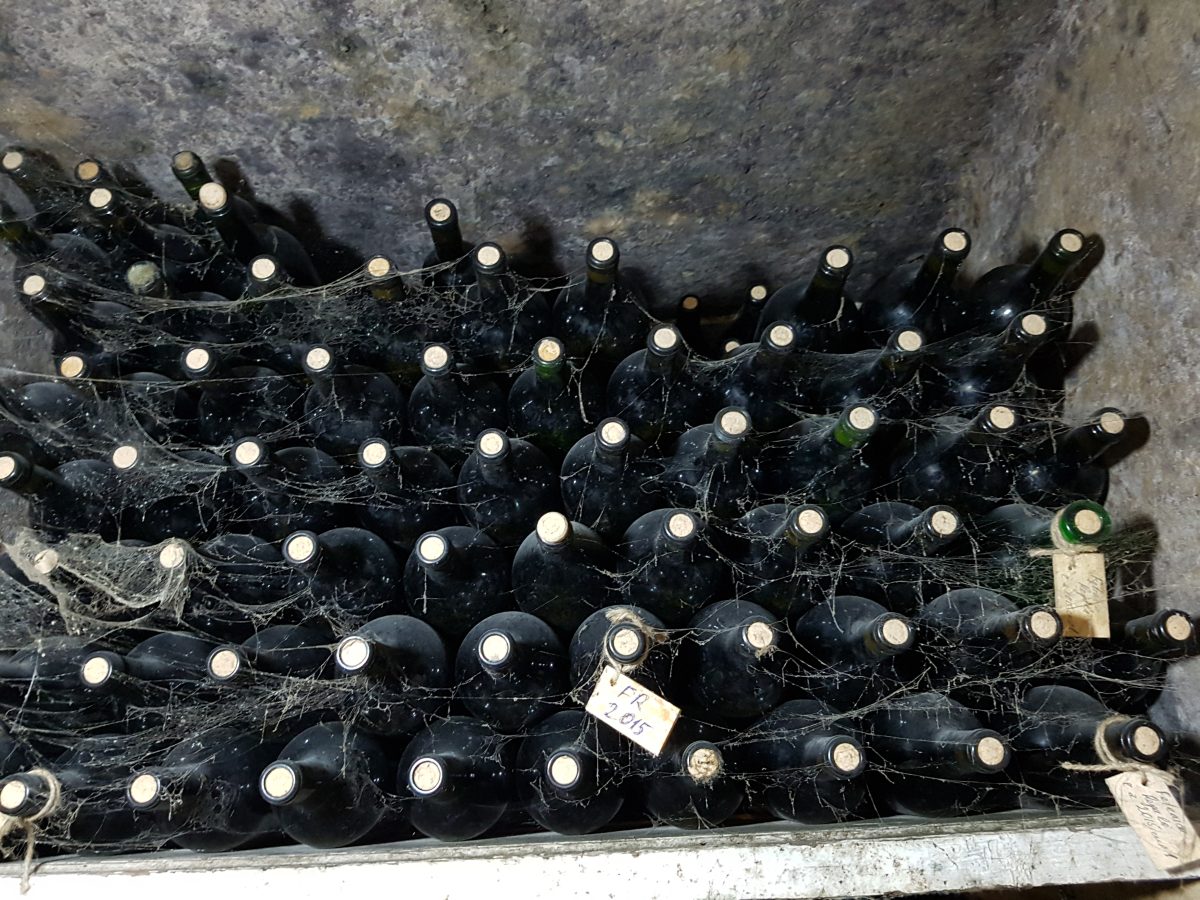 Atenţie români! Un bărbat din Alba a fost amendat pentru că ţinea 200 de litri de vin în beci