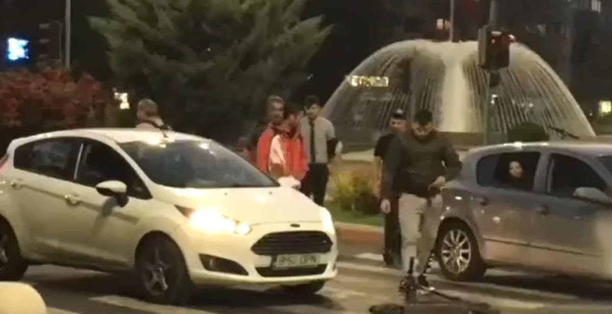 Un șofer din București a cedat nervos: l-a bătut măr pe un bărbat care se deplasa pe trotinetă – VIDEO