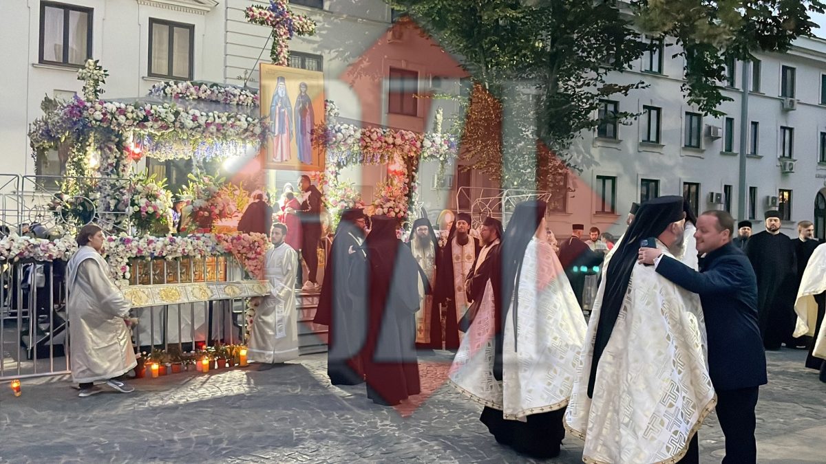 Pelerinajul „Calea Sfinţilor”: Procesiune cu moaştele Sfintei Cuvioase Parascheva şi ale Sfântului Cuvios Paisie de la Neamț – GALERIE FOTO, VIDEO