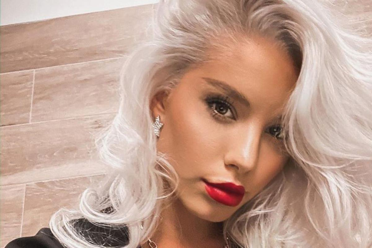 Carmen Grebenișan, criticată în mediul online după ce a pozat în costum de baie. „Mă dezgustă corpul tău”. Cum a reacționat influencerița
