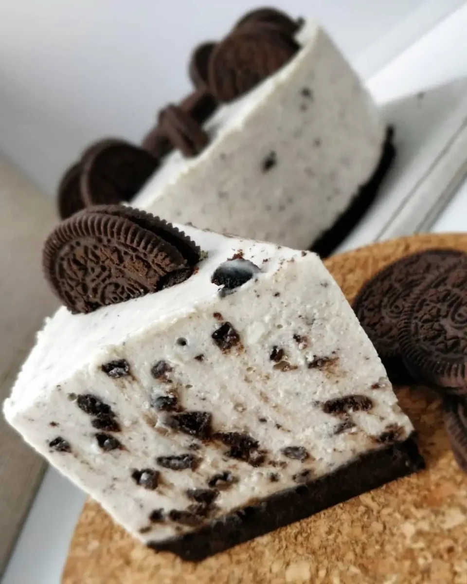 Cheesecake cu oreo. Un desert aerisit și fraged pentru o masă festivă de neuitat