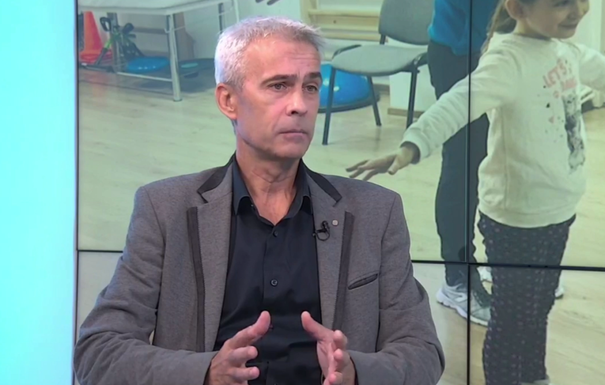 Kinetoterapeutul Constantin Moșuleț, despre cum este afectată coloana copiilor din cauza ghiozdanelor: „Dacă o bretea este mai lungă decât cealaltă, se schimbă coloana și apar scoliozele” – VIDEO
