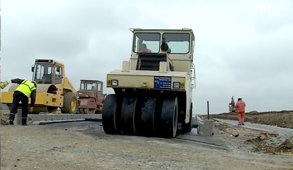 Scenă de comedie la Hunedoara: Un constructor s-a supărat și și-a luat înapoi asfaltul proaspăt turnat