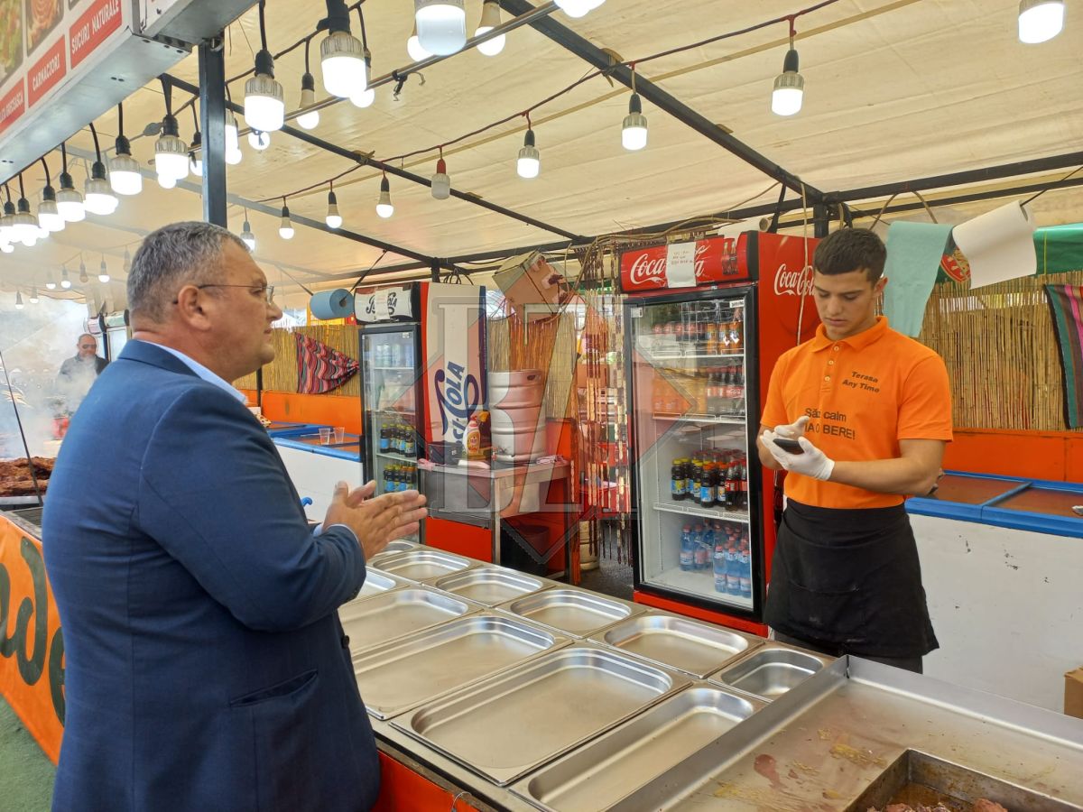 Comercianții de la Hala Centrală sunt controlați de echipe mixte de la DSVSA Iaşi și Protecția Consumatorilor – FOTO