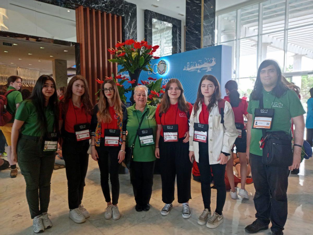 Un cunoscut profesor din Iaşi, coordonator al lotului României de la Olimpiada internațională feminină de informatică 2022
