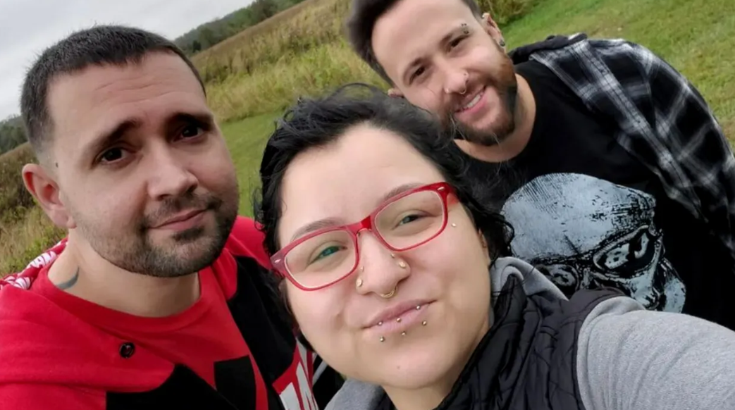 Incredibil! Are doi soți și e mamă a trei copii. Cine este femeia cu o familie atipică