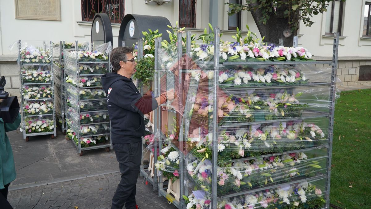 Împodobirea baldachinului Sfintei Cuvioase Parascheva a început. Familia Buștei, prezentă ca-n fiecare an – GALERIE FOTO