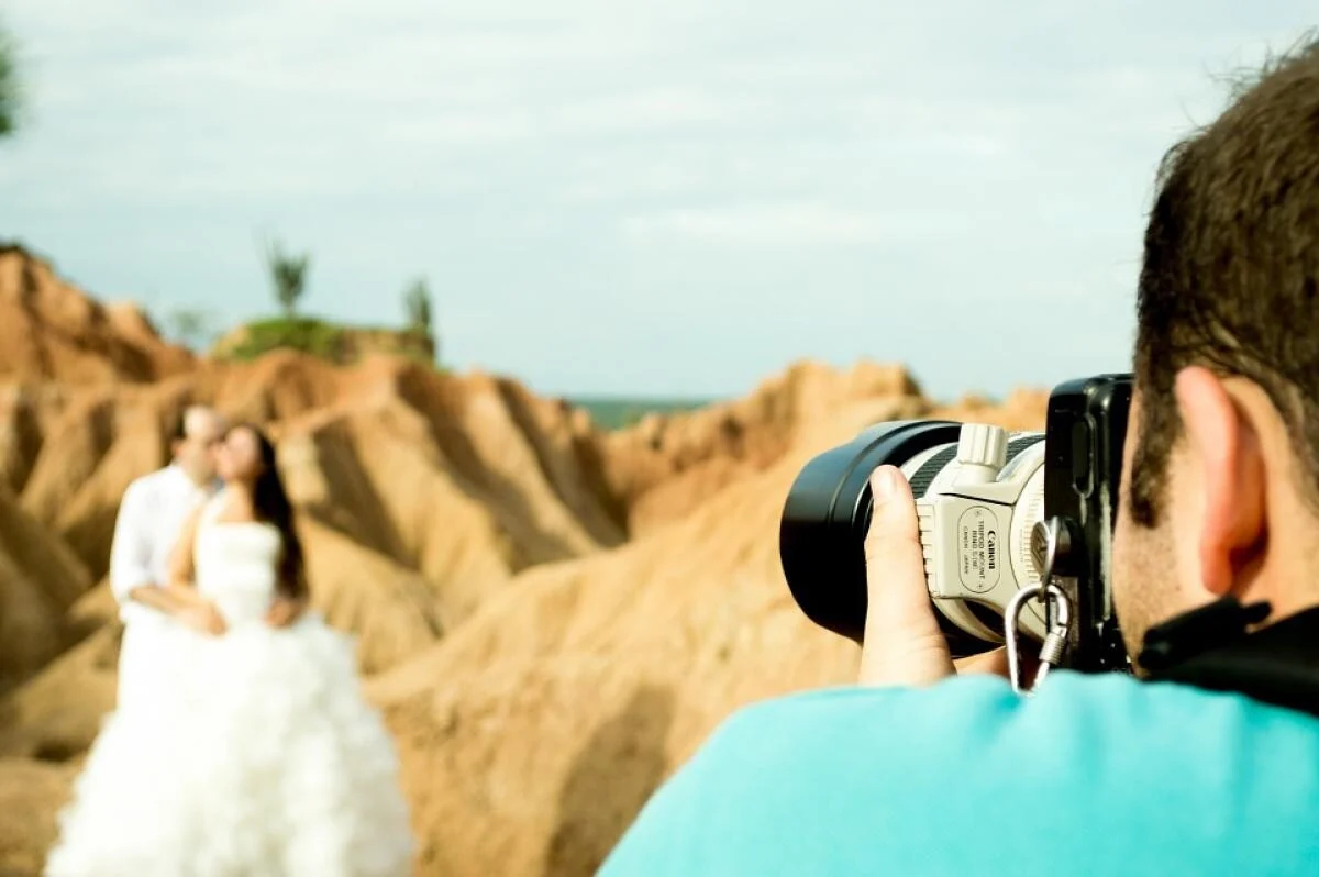 Răzbunarea unui fotograf a distrus pentru totdeauna nunta de vis a unui cuplu: a șters toate pozele făcute, după ce nu a fost lăsat să ia o pauză de masă