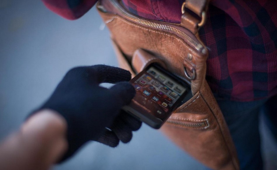 Un tânăr i-a smuls telefonul unei tinere, pe o stradă din Iaşi. Poliţiştii l-au reţinut
