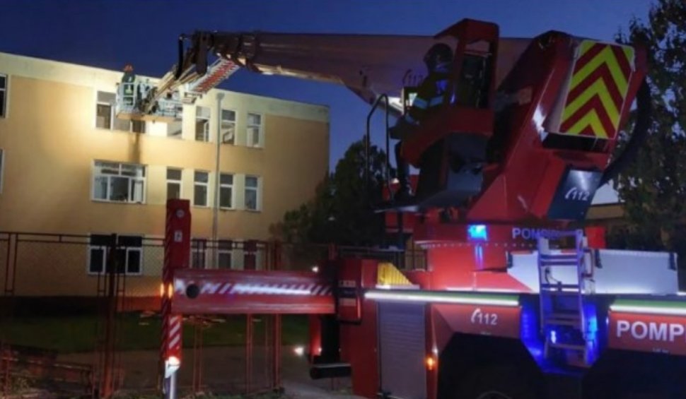 Incendiu în căminul unui liceu din Brașov. 13 elevi au fost evacuaţi