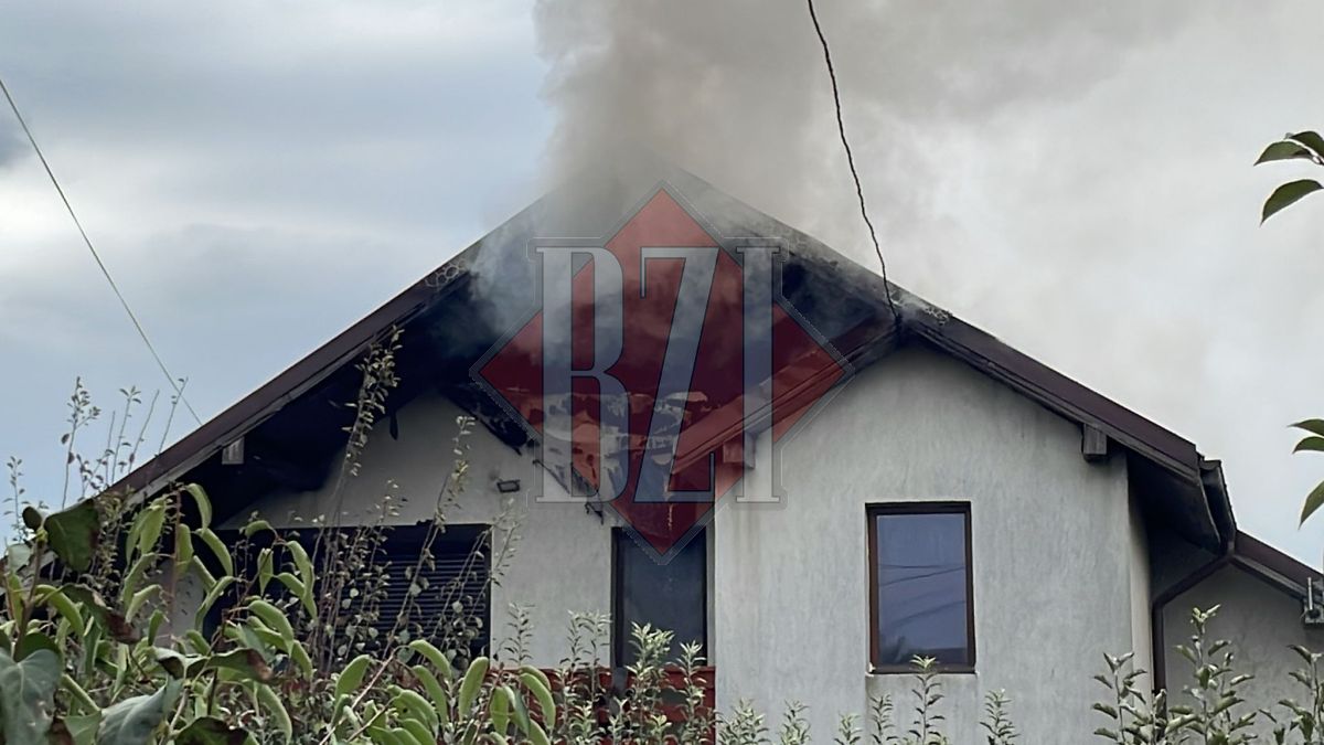 Incendiu la o casă din Valea Adâncă. Pompierii ieşeni intervin în forţă – EXCLUSIV, UPDATE, FOTO