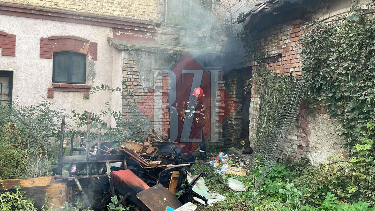 Incendiu la o anexă dezafectată din municipiul Iaşi. Pompierii au intervenit în forţă – EXCLUSIV, FOTO, VIDEO