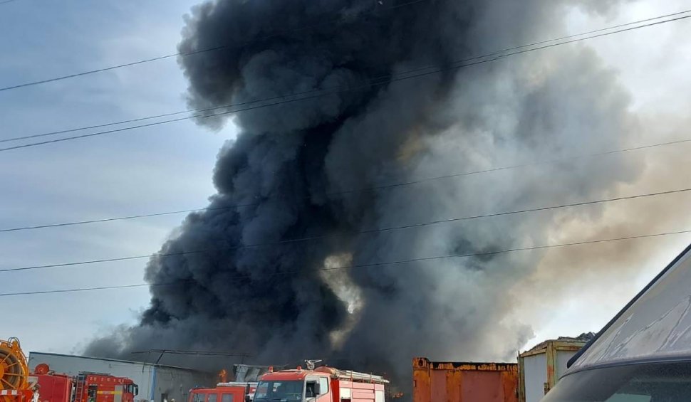 Incendiu puternic în Voluntari. 20 de autospeciale intervin la fața locului