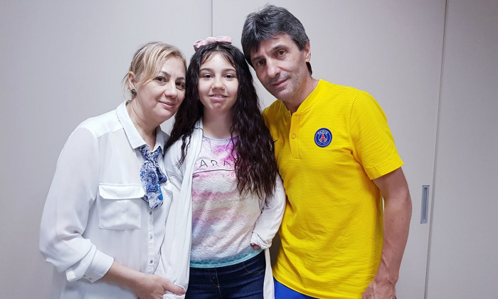 Cum arată acum Kassandra, fata adoptată de Iosif Rotariu, după cele 50 de operații. Tânăra ar putea ajunge din nou la bisturiu