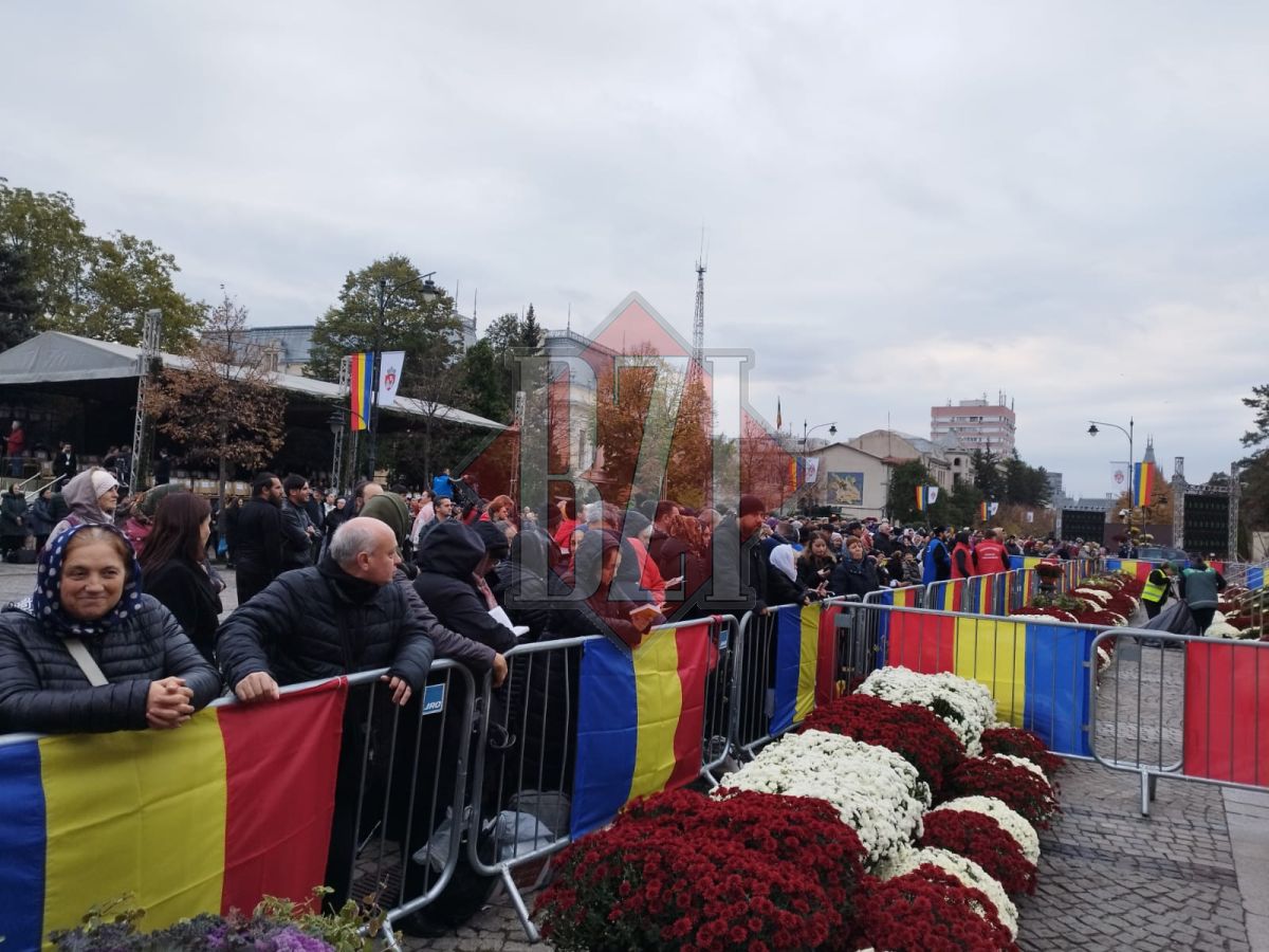 Sute de credincioşi s-au adunat în fața Mitropoliei pentru a asista la liturghia Sf. Cuvioase Parascheva. Slujba, transmisă LIVE – FOTO