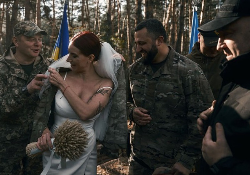 Lunetista cunoscută drept Ioana d’Arc a Ucrainei s-a căsătorit în pădure, cu arma în mână. Imaginile de la nuntă au făcut senzație