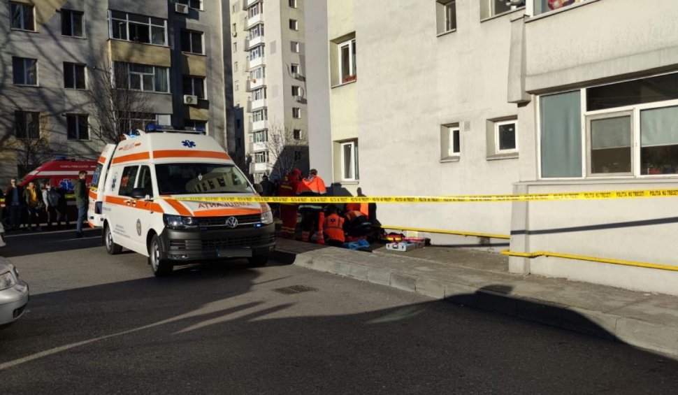 Depresia ar fi motivul pentru care o femeie din Dâmboviţa, mamă a unui copil de doi ani s-a aruncat de la etaj